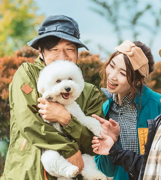 犬を抱く男性と女性の写真